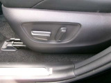 パワーシート搭載。微妙な調整が手軽にでき、ピッタリのポジションで運転することが可能です。