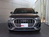 ●一目でAudiとわかる特徴的なシングルフレームグリル・LEDランプ。精悍なフロントマスクからAudiのスマートで上品なブランドを連想させてくれます。女性にも大変ご好評頂いております。