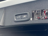 【パワーバックドア】スマートキーや運転席のボタンを押すだけでリアゲートが自動で開閉します!荷物を持っている時や、高い位置にあるバックドアを閉める際に便利な機能です。