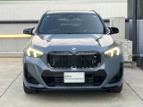 【BMWの伝統】BMWの特徴的な&ldquo;キドニーグリル&rdquo;は、80年以上続く伝統の形でございます。変わらないこだわりのデザインが、プレミアムブランド&ldquo;BMW&rdquo;を創り出します。