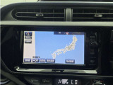 ナビ付きです。目的地を設定すれば、初めての場所でも簡単に行くことが出来ます。(音楽だって聴けちゃいます。)今や欠かせないアイテムですね。カーナビと共に楽しいカーライフを送って下さい(^0^)