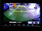 バックカメラの画像です。ガイドラインがスムースな車庫入れをサポートいたします。車庫入れの安心感がアップしますね。