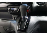 インパネシフトだから視線の移動も少なく足元もスッキリ♪運転席もゆったりしているのでゆとりを持ってドライブできますね!