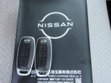 〔インテリジェントキー〕機械的に鍵を開閉するのではなく、バックやポケットの中に持っているだけで開閉やエンジン始動なども可能なインテリジェントキーシステムです