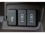 2.5AのUSB(充電)が付いており、車内でもしっかりとスマートフォン等の機器へ充電可能です♪