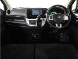 ◆視界広々で非常に運転しやすくロングドライブでも疲れを感じさせないすっきりとまとまったインパネ周りです。
