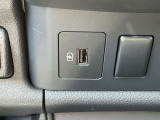 USBポートは業務中の車内で携帯電話など充電可能。