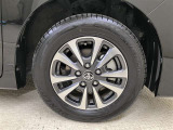 純正のアルミホイール装着。タイヤサイズは195/65R15