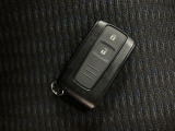 スマートキーを装備しています☆カギをカバンやポケットに入れて頂いた状態でドアロックの開閉やエンジンスタートをして頂けますよ!とても便利な装備です!