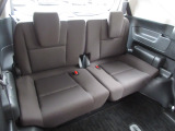3列目は、ワイドで大型、しかもたっぷりとした厚み。2列目シートとの間のゆとり、そして低床パッケージが生んだ、足元や頭上の余裕のある空間とあわせ、ゆったり座れるすぐれた居住性を実現しています。