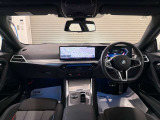BMWの運転席はドライバーオリエンテッドという構造を採用。ドライバー目線の操作がしやすい設計になっており、ドライブ中にも目線の移動が少なく運転中にも簡単に操作ができます。
