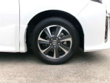 16インチ純正アルミホイール。路面に近いホイール部分は特に目立ちますし、車のイメージも大きく変わりますよ!