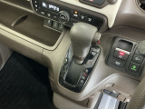 【eコンスイッチ】低燃費運転をサポートするECONモード。スイッチをONすると、エンジンやトランスミッション、A/Cなどを協調制御し、燃費の向上に貢献。エコドライブの効果を高めます。