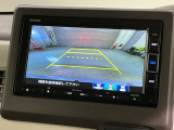 リバースギアに入れるだけで後方の表示へ切り替わります。夜間や雨の日の駐車も楽になりますよ。