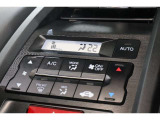 フルオートエアコンが装備されています!お好みの温度設定をするだけでエアコンの風量やモードの切り替えを自動でコントロールしてくれます!ユーザーの操作が少なく燃費走行にもつながります!