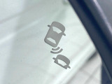 【ブラインドスポットインフォメーション】走行中、ドアミラーの死角になりやすい箇所に後続車が接近するとサイドミラー付近に警告を表示、ドライバーに注意喚起をしてくれます。
