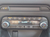 運転席、助手席に3段階調整式シートヒーターを装備。またステアリングにもヒーターを装備。フルオートエアコンなので温度を設定するだけで、吹出口・風量を自動的に調整してくれますので、快適にお過ごし頂けます。