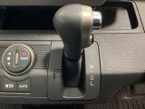 CVT車のセレクトレバーです。低速から高速まで、変速ショックのないスムーズな走りを実現するとともに、エンジン効率のよい領域を維持することで燃費にも貢献します。