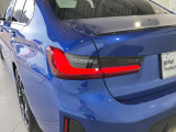 L字型リアコンビランプ:BMWの伝統的なデザインのひとつです。夜間でも誰が見てもBMWとわかる印象的なデザイン。