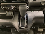 CVT車のセレクトレバーです。低速から高速まで、変速ショックのないスムーズな走りを実現するとともに、エンジン効率のよい領域を維持することで燃費にも貢献します。