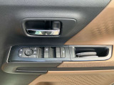 全席パワーウィンドウとなっています。運転席はオートになっているのでワンタッチ開閉することが出来ます。