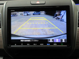 バックカメラの画像です。ガイドラインがスムースな車庫入れをサポートいたします。車庫入れの安心感がアップしますね。