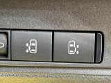 【ハンズフリー機能付き両側パワースライドドア】スライドドアの下に足先を入れてすぐ引くと、自動的にスライドドアが開閉します!荷物で両手がふさがった状態でも、ドアの開閉ができてとっても便利!