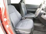 包み込むようなホールド感のあるシートでお車の操作性だけでなく、運転中の疲れも軽減!長時間の運転やお体をしっかりサポートします!