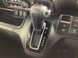 インパネシフトを採用しているので、前席の足元も広々としています。運転席と助手席の行き来もスムーズです!