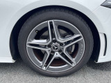 【アルミホイール】18インチのAMG5スポークアルミホイールを装着