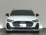 Audiデザインの特徴であるシングルフレームグリルが存在感を主張します。
