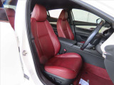 厚手のフロントシートです。少し硬めでサポート性や座り心地も良好です。また、CX-5は、ドライバーとハンドル・ペダル類が正対するようにドライバーシートが配置されています。正しい操作には重要です★☆★☆