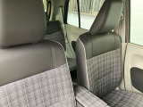 【フロントシート】ベンチシートタイプで狭い駐車スペースでも乗り降りラクラクです♪
