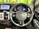 【純正革巻きステアリング】上質な革を使用することで、手にしっかり馴染みとても運転しやすいハンドルです♪