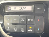 【オートエアコン】一度お好みの温度に設定すれば、車内の温度を検知し風量や温度を自動で調整。暑い&hellip;寒い&hellip;と何度もスイッチ操作をする必要はありません。快適な車内空間には必須の機能ですね♪