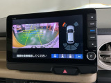 バックギアに入れますとご覧のような画像に自動的に切り替わります。車庫入れ時に役立ちます。