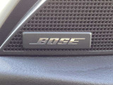BOSEサウンドシステムを搭載。「良い音を出す」ではなく、その車種のごとに特徴を計算(車種専用設計)し、「反響音」を作り出すことによってどの座席でも自分中心で音が聴こえ、「心地よい空間」を作り出します。