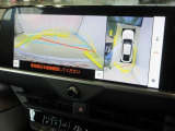 パノラミックビューモニター付きです。車両を上から見たような映像をディスプレイオーディオ画面に表示。運転席からの目視だけでは見にくい、車両周辺の状況をリアルタイムでしっかり確認できます。