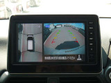 クルマを真上から見下ろしているかのような映像によって、車庫入れや縦列駐車などの駐車時に、自車と駐車位置の関係をひと目で確認でき、スムースな駐車をサポートします。