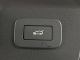 パワーテールゲート『ボタン操作一つでテールゲートの自動開閉をおこないます。女性にも喜ばれるポイントの高い装備ではないでしょうか。』