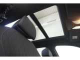 開放感のある電動ガラスサンルーフ機能付き☆お問い合わせは大阪BMW Premium  Selection 吹田(無料ダイヤル)0078-6002-613077迄お願い致します☆大阪府吹田市芳野町5-55 毎水曜、第二・第三火曜日定休