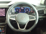 Volkswagen全車共通の上質な本革を使用した手触りのしっとりとしたステアリングです。唯一素肌が触れるハンドルは上位モデルと同じ握り心地になっております。