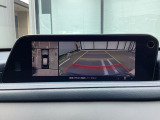 狭い場所での駐車やすれ違いなどでより的確な運転操作に役立つ360&deg;ビューモニターが装備されています。