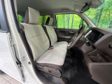 運転席まわりには十分なスペースがあり、大柄な方でもゆったり運転していただける環境です。