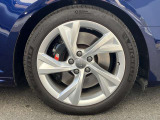 18インチ純正アルミホイール装備 全車両に標準装備の純正アルミホイールは、純正ならではのバランスの良いデザインと、走行安定性をお楽しみ頂けます。