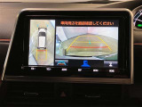 映像で見づらい車両周辺の確認をアシスト。クルマを真上から見ているような映像を表示。 運転席から確認しにくい車両周囲の状況を把握。