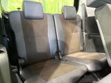 床下収納式のサードシートです。座席部分をコンパクトに収納でき、広大な荷室スペースとしてお使いいただけます!乗車人数や荷物の量など利用シーンに合わせて3列目を有効活用でき、とっても便利♪