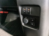 足元付近には、運転席、助手席のシートヒータースイッチ、電源の取れるアクセサリーソケット、USBチャージャーを装備しています。
