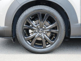 18インチ純正アルミホイールを装備。タイヤサイズは215/55R18となります。