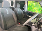 運転席まわりには十分なスペースがあり、大柄な方でもゆったり運転していただける環境です。